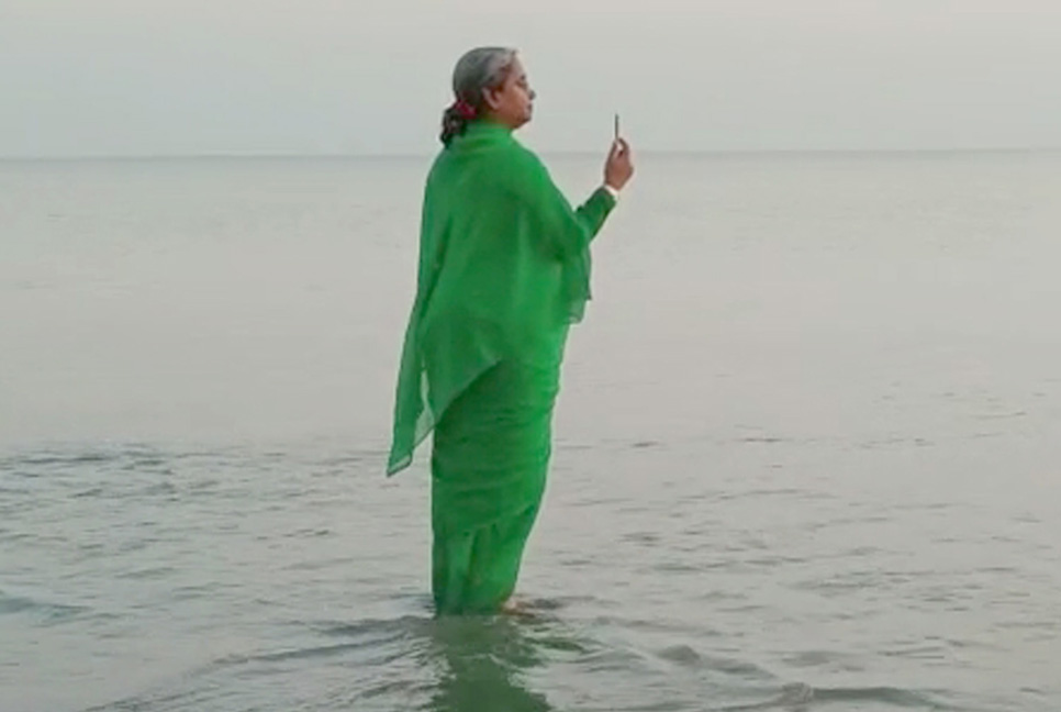 সাগরকন্যার রূপে মুগ্ধ শিক্ষামন্ত্রী 

