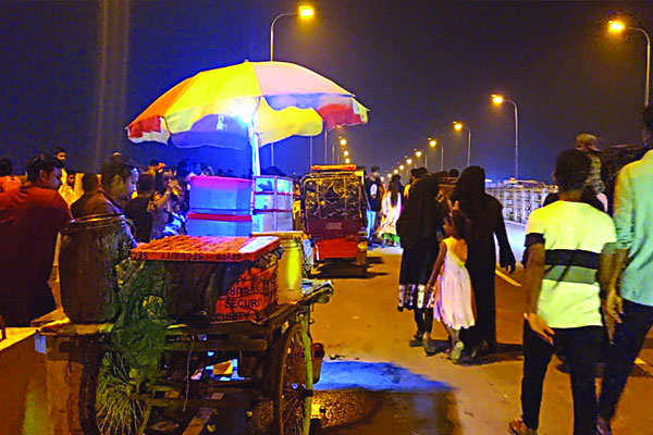 ৬১০ কোটি টাকার সেতু হকারদের দখলে