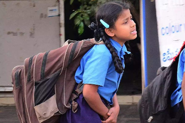 ভারী ব্যাগে শিশুদের মেরুদণ্ডে সমস্যা