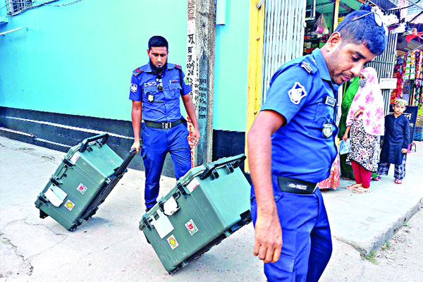 বগুড়া জেলা নির্বাচন অফিস থেকে নির্বাচনী সামগ্রী বিভিন্ন কেন্দ্রে পাঠানো হয়