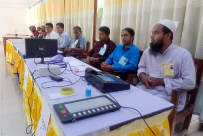 
ঠাকুরগাঁওয়ে প্রথমবারের মতো ইভিএমে ভোটগ্রহণ চলছে