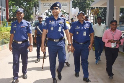 রাজবাড়ীতে কঠোর নিরাপত্তার মধ্য দিয়ে ভোট চলছে