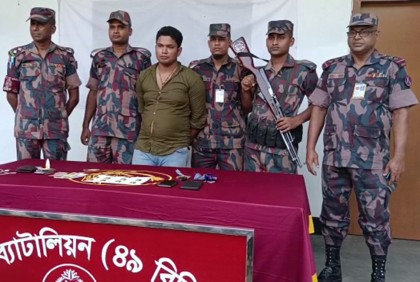 জুতায় লুকানো ছিল ১০ স্বর্ণের বার, বেনাপোলে আটক ১