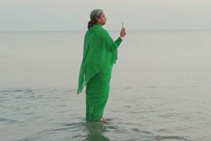 সাগরকন্যার রূপে মুগ্ধ শিক্ষামন্ত্রী 

