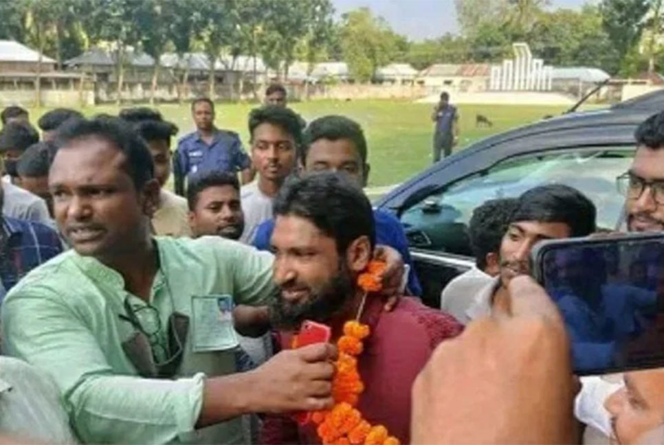 রাতের আঁধারে ভোটারদের দিলেন জাল টাকা, জিতে পুলিশে ধরিয়ে দেয়ার হুমকি