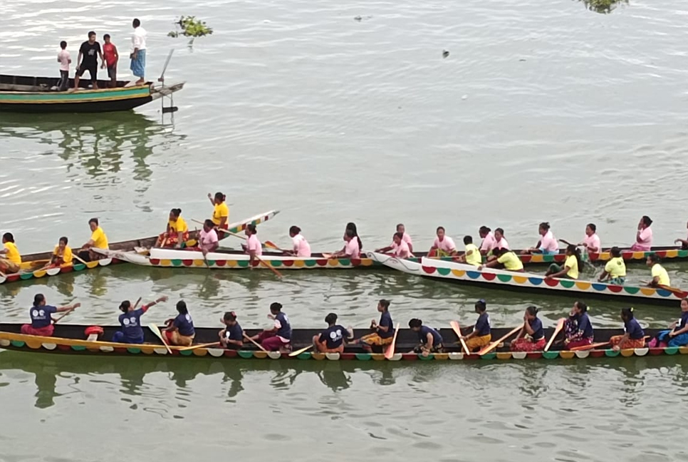 পাহাড়ে নৌকা বাইচ