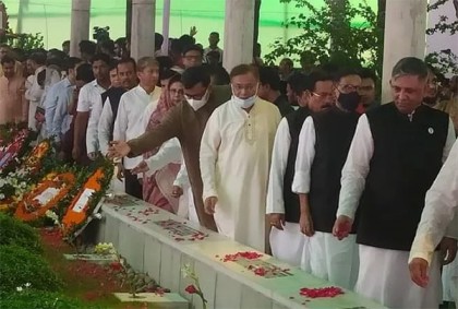 শেখ রাসেলের কবরে ফুল দিয়ে আওয়ামী লীগের শ্রদ্ধা নিবেদন 