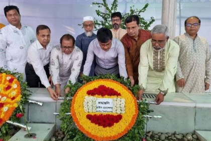 শেখ রাসেলের সমাধিতে জাতীয় বিশ্ববিদ্যালয় উপাচার্যের শ্রদ্ধা