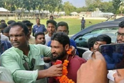 রাতের আঁধারে ভোটারদের দিলেন জাল টাকা, জিতে পুলিশে ধরিয়ে দেয়ার হুমকি