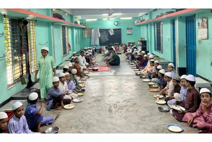 নাটোরে শেখ রাসেলের জন্মদিন উপলক্ষে শিশুদের মধ্যে খাবার বিতরণ 