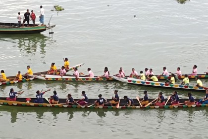পাহাড়ে নৌকা বাইচ
