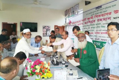 মুক্তিযোদ্ধাদের মাঝে স্মার্টকার্ড ও সনদ বিতরণ