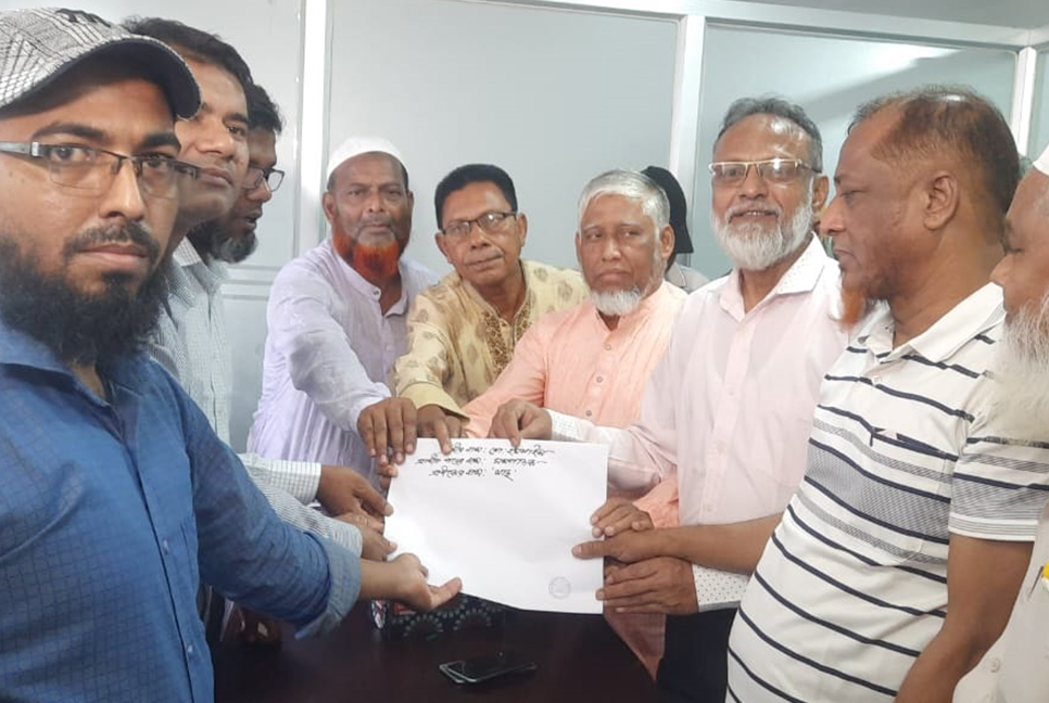 নোয়াখালী পৌর ব্যবসায়ী কমিটির নির্বাচনে প্রার্থীদের মনোনয়নপত্র দাখিল