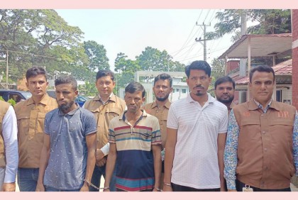 দিনে সবজি বিক্রেতা, রাত হলেই ককটেল ফাটিয়ে ডাকাতি