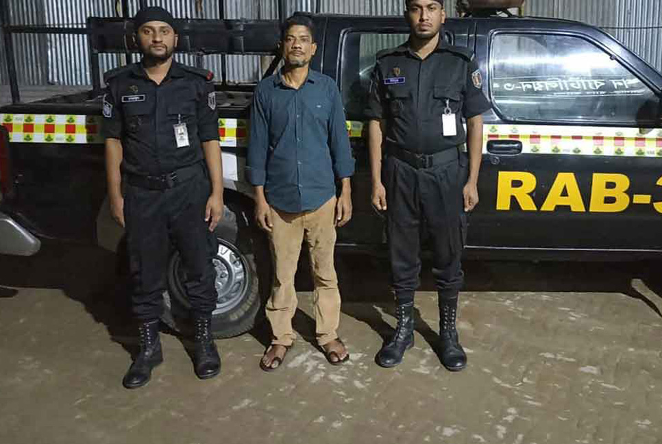 রাজধানীতে বিদেশি মদসহ কারবারি গ্রেফতার