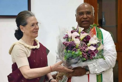 রাজাকার বাহিনীর আগুনে মারা যান মা-বোন, বেঁচে যান খাড়গে; অতঃপর…