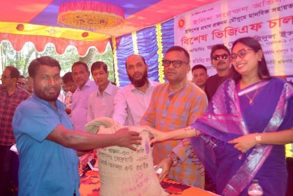 লালপুরে জেলেদের মাঝে চাল বিতরণ