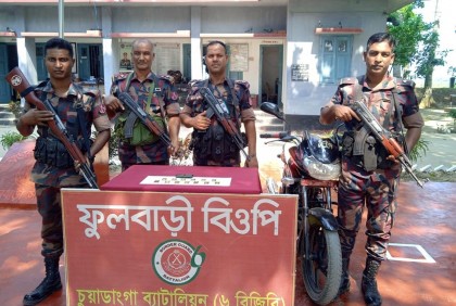 জুতার ভেতর কোটি টাকার সোনা 