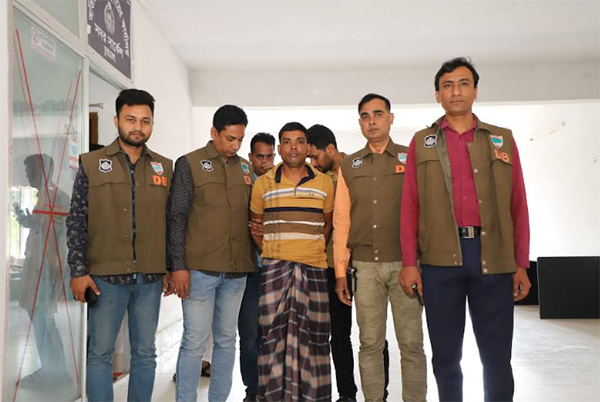 চুয়াডাঙ্গার আদালত থেকে পালিয়ে যাওয়া আসামি গ্রেফতার