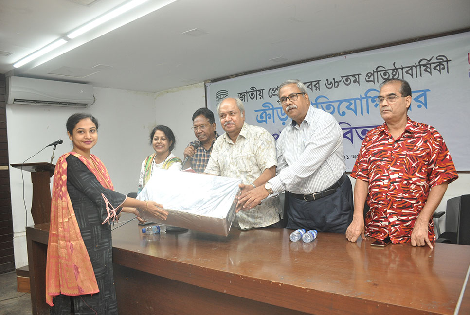 জাতীয় প্রেস ক্লাবের প্রতিষ্ঠাবার্ষিকীর ক্রীড়া প্রতিযোগিতার পুরস্কার বিতরণ