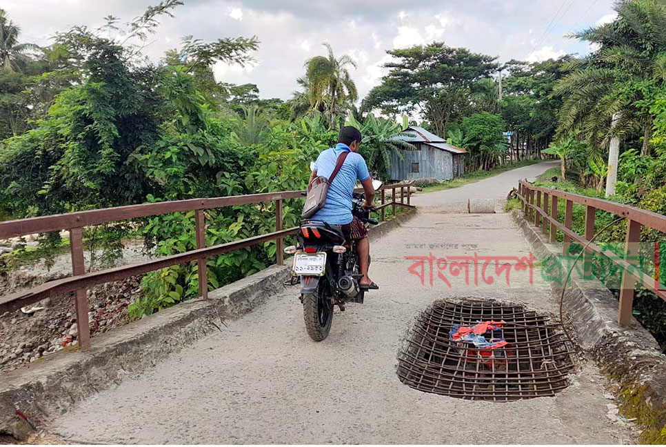 ধানখালীর আয়রন ব্রিজ যেন মরণ ফাঁদ