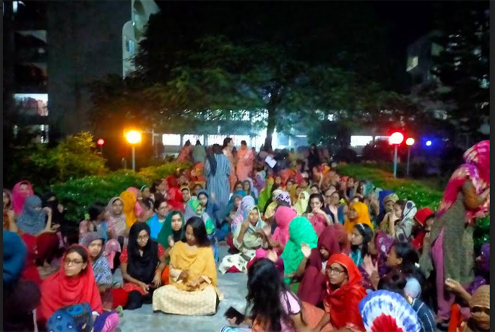 হলে সিট দেওয়া নিয়ে ছাত্রীকে হেনস্তা ছাত্রলীগ নেতার, প্রতিবাদে বিক্ষোভ