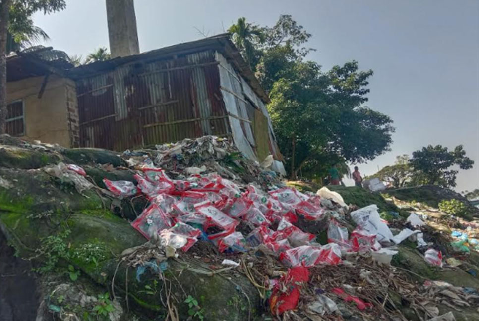 ডিলারের বাসার পেছনে টিসিবির পণ্যের খালি প্যাকেটের স্তুপ