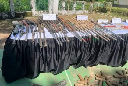 বান্দরবানে অভিযানে আটক ১০, বিপুল পরিমাণ অস্ত্র জব্দ