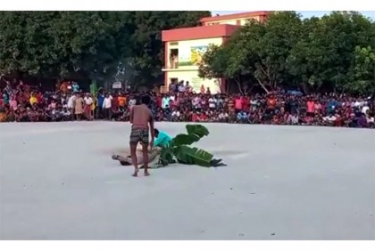 ফুলবাড়ীতে ঐতিহ্যবাহী 
তন্ত্রমন্ত্রের পাতা খেলায় উপচেপড়া দর্শক 