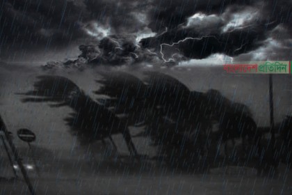 ধেয়ে আসছে ঘূর্ণিঝড়, আঘাত হানতে পারে উপকূলে