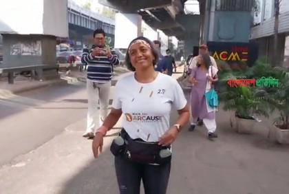 পায়ে হেঁটে বাংলাদেশের জাতীয় সংসদ অভিমুখে যাত্রা শুরু ভারতীয় স্থপতি গীতার 