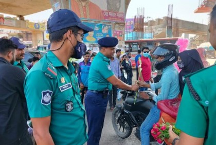 নিরাপদ সড়ক দিবসে জিএমপির রজনীগন্ধা বিতরণ 