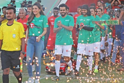 কিংস অ্যারিনায় ফুটবল উৎসবে তারকার মেলা

