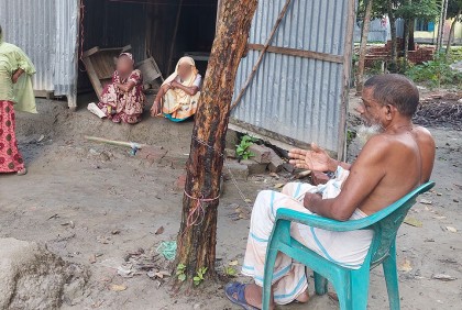 চিকিৎসার অভাবে শিকলবন্দী মুক্তিযোদ্ধা কোবাদ মোল্লা