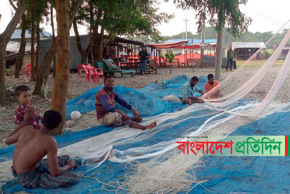 কলাপাড়ায় জাল বুনে সময় কাটছে জেলেদের