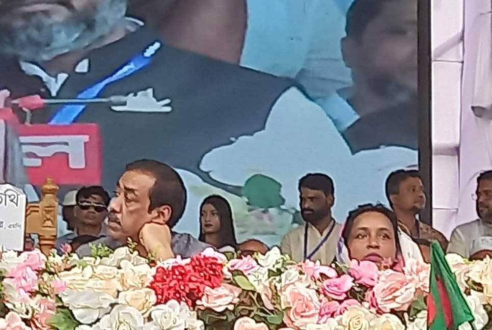 পাশাপাশি বসেছেন শামীম ওসমান ও আইভী