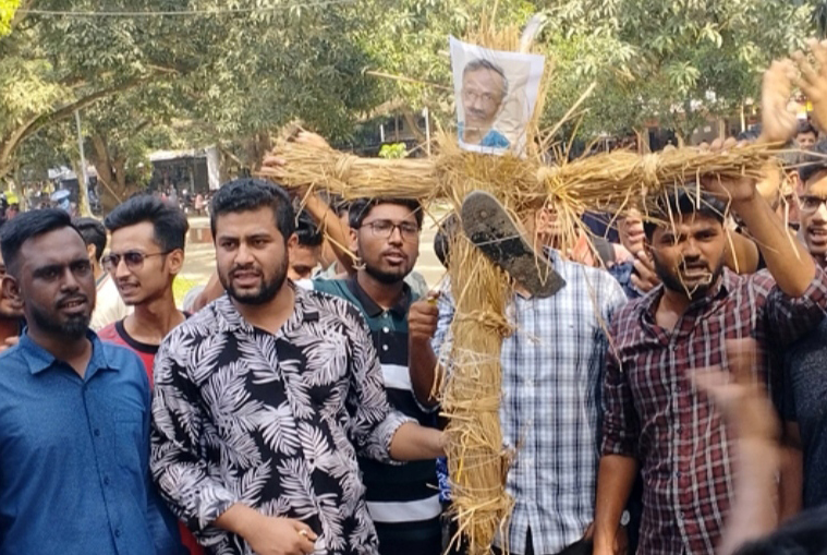 রাবিতে কুশপুত্তলিকা দাহ করে সাংসদ বাদশাকে অবাঞ্ছিত ঘোষণা