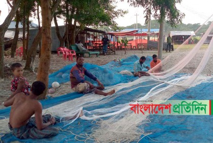 কলাপাড়ায় জাল বুনে সময় কাটছে জেলেদের
