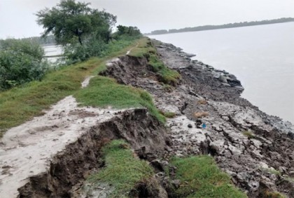 সাতক্ষীরায় বেড়িবাঁধে ফাঁটল