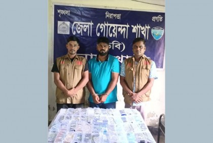নোয়াখালীতে অর্ধশতাধিক ভারতীয় স্মার্টফোনসহ যুবক আটক