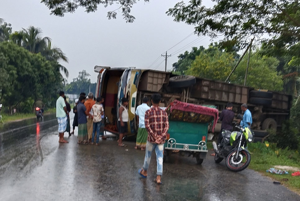 ফুলপুরে সড়ক দুর্ঘটনায় আহত ১৫