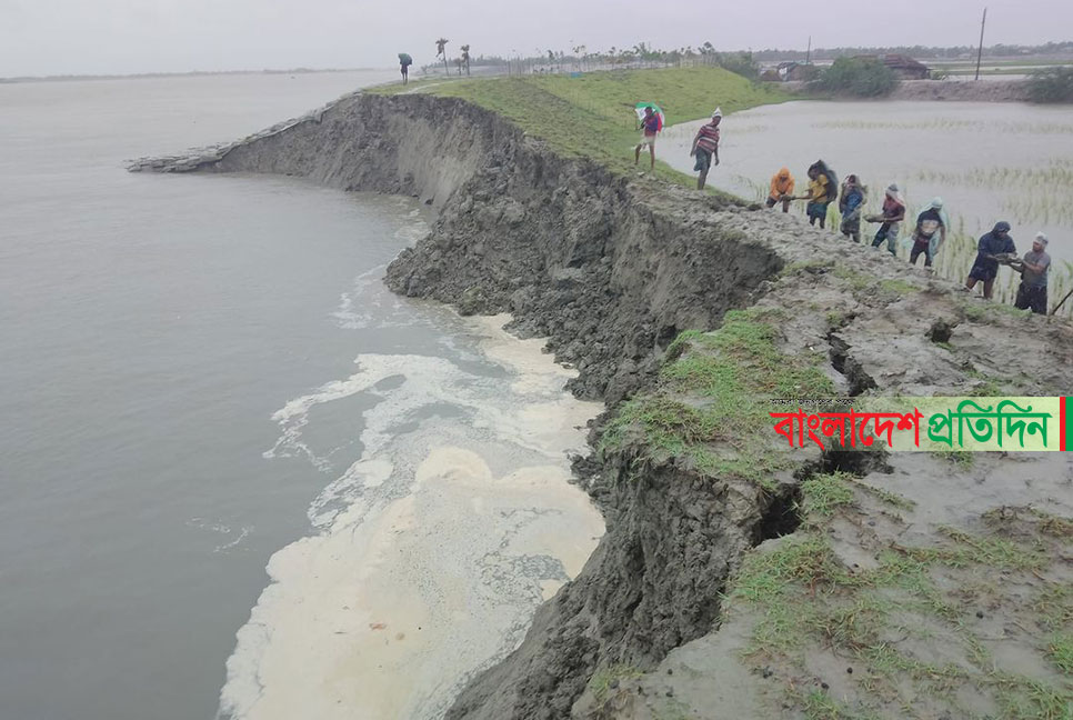 খুলনায় বেড়িবাঁধে ভাঙন, ঝড়ো হাওয়ায় আতংক (ভিডিও)
