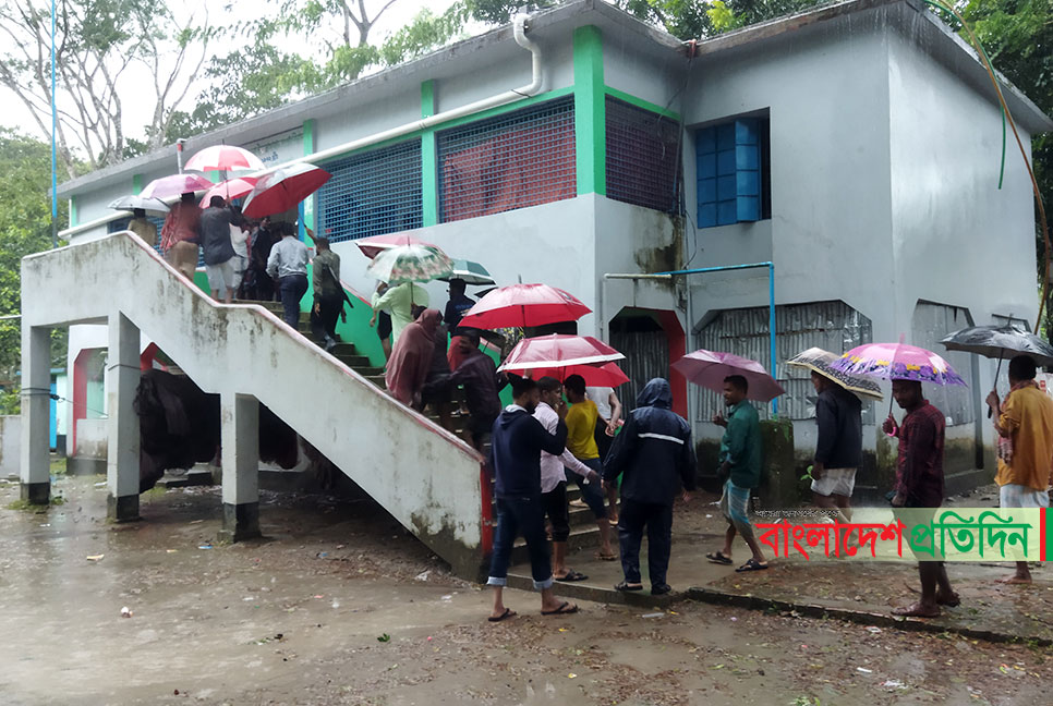 মোরেলগঞ্জে আশ্রয়কেন্দ্রে ১৫ হাজার মানুষ