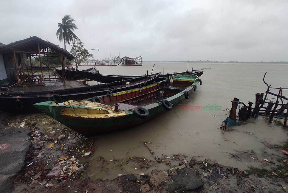 বাতাসের গতিবেগ বাড়ছে খুলনায়, মোংলায় পণ্য ওঠানামা বন্ধ
