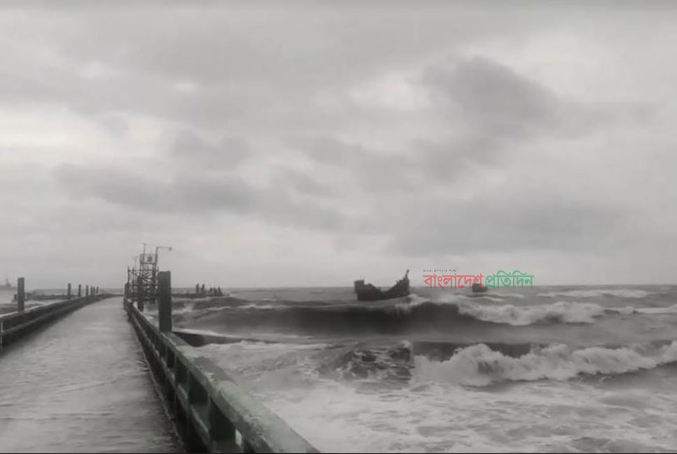 সিত্রাংয়ের প্রভাবে সেন্টমার্টিন উত্তাল, ঢেউয়ের আঘাতে ডুবে গেছে ১৩ ট্রলার
