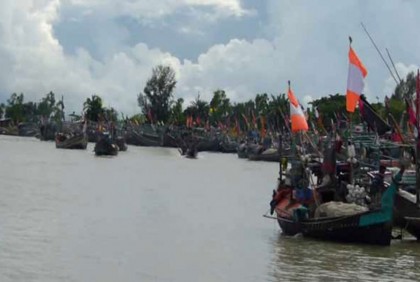 হাতিয়ার সঙ্গে সারাদেশের নৌ-যোগাযোগ বন্ধ