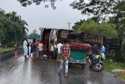 ফুলপুরে সড়ক দুর্ঘটনায় আহত ১৫