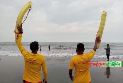 সাগর উত্তাল, সেন্টমার্টিনে ফিশিং ট্রলার বিধ্বস্ত 