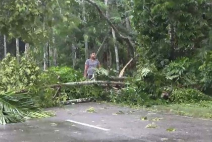 ভোলায় নৌযান চলাচল বন্ধ, নিরাপদ আশ্রয়ে নেওয়া হচ্ছে চরাঞ্চলের মানুষকে