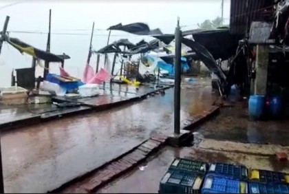 ঘূর্ণিঝড় সিত্রাংয়ে বাগেরহাটজুড়ে বাড়ছে আতঙ্ক, নিম্নাঞ্চল প্লাবিত